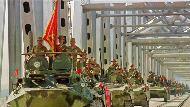 Kızıl Ordu'nun Afganistan'dan çekilmesine dair simge fotoğraflardan biri...